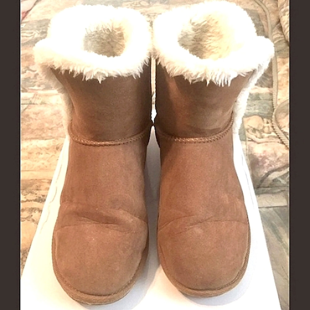 Like New-True Craft Chestnut Brown Fur Trimmed Boots (7)